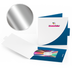 Mappe für CD-Verpackung 13,5 x 13,5 cm, 2-teilig mit Verschluss, 4/0 farbig (Außenseite bedruckt), mit Heißfolienprägung Silber