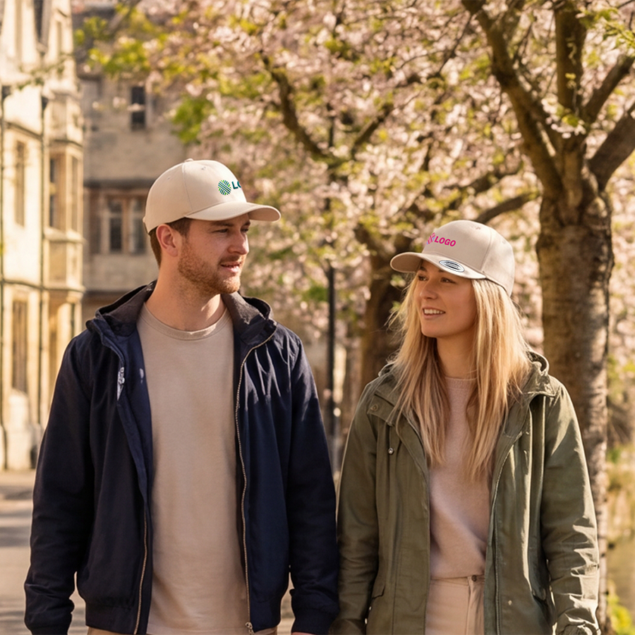 Ein Paar mit personalisierten FLEXFIT-Caps spaziert durch die Stadt