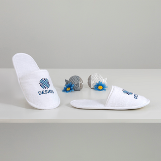 Weiße Hotelslipper mit geschlossener Schuhbrücke und Digitaltransferdruck