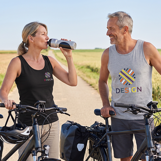 Frau trinkt und macht mit Mann Pause von Radtour, sie tragen bedruckte Fruit-of-the-Loom-Tanktops