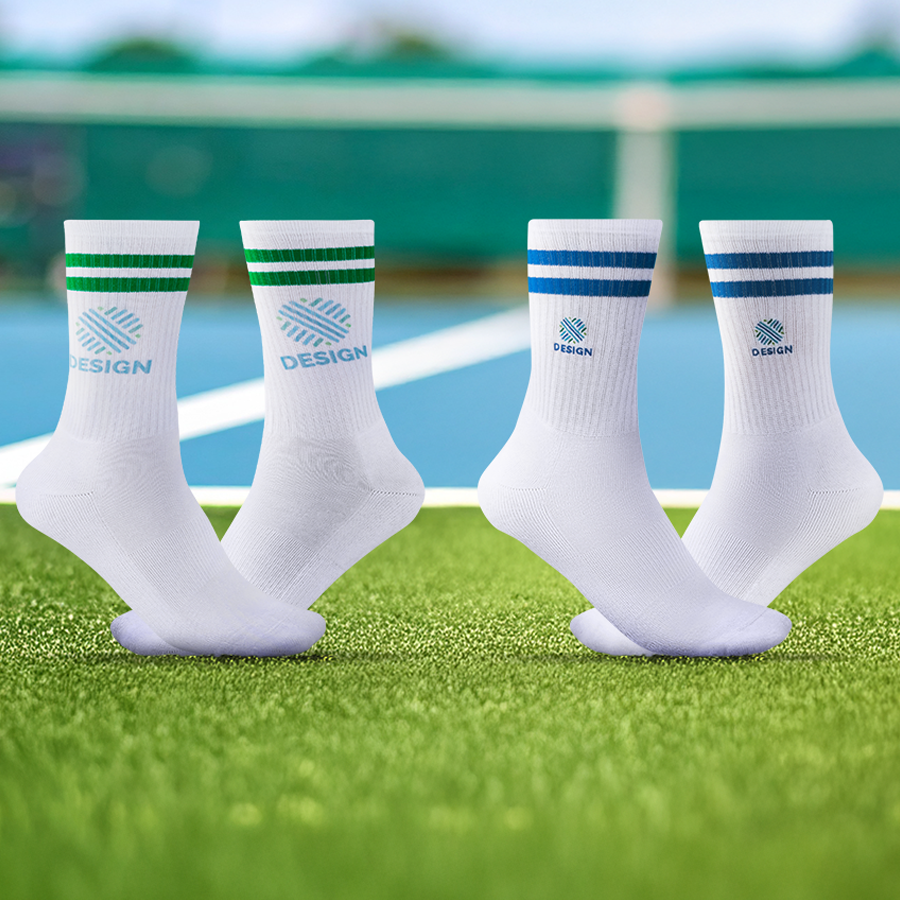 Zwei Paar personalisierte Tennissocken mit Ringeln auf Tennisplatz: bedruckt und bestickt mit Logo