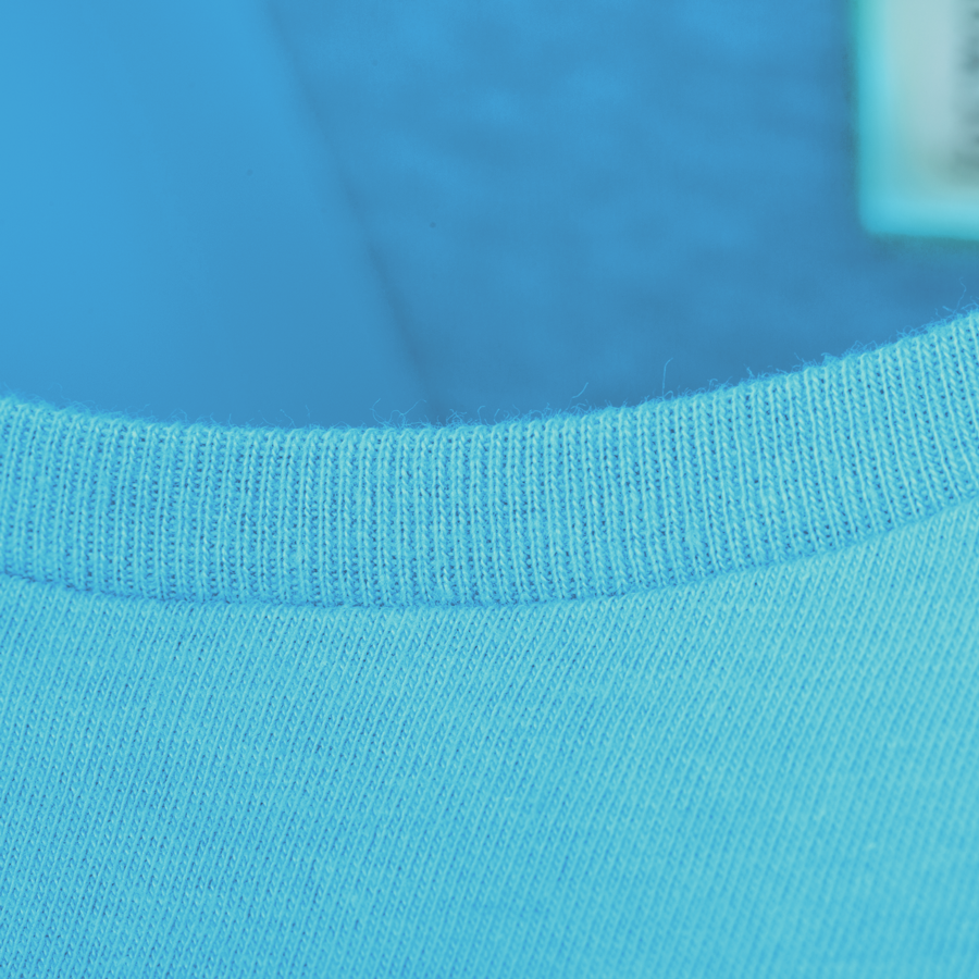 Blaues Kinder-T-Shirt von B&C Collection mit Detailansicht des Rundkragens
