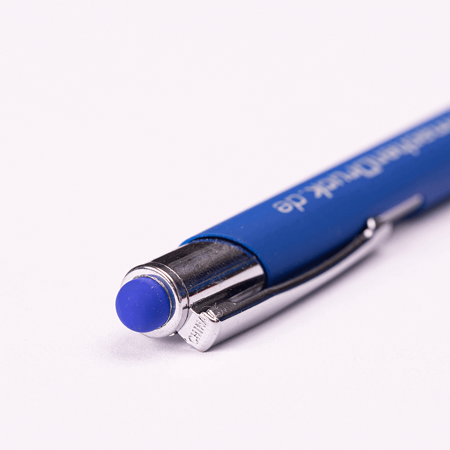Blauer und gravierter Touchpen-Kugelschreiber aus Metall mit Touchfunktion am Druckknopf und Lasergravur, Detailansicht