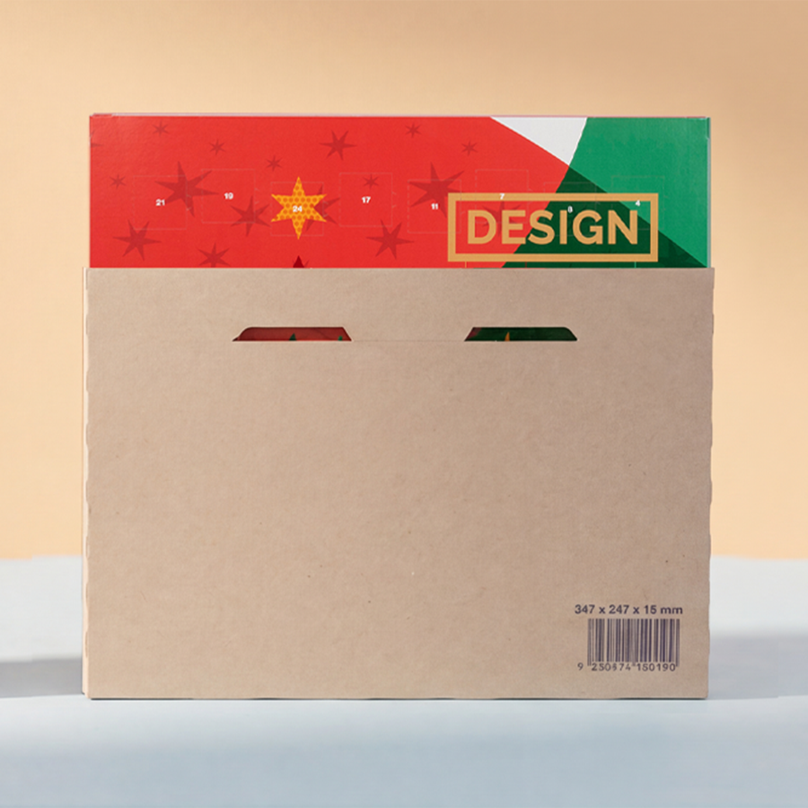 Stehender Schoko-Adventskalender mit Druck halb verpackt in einem braunen Versandkarton