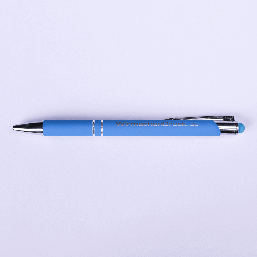 Blauer und gravierter Touchpen-Kugelschreiber aus Metall mit Touchfunktion am Druckknopf in der Gesamtansicht und Lasergravur