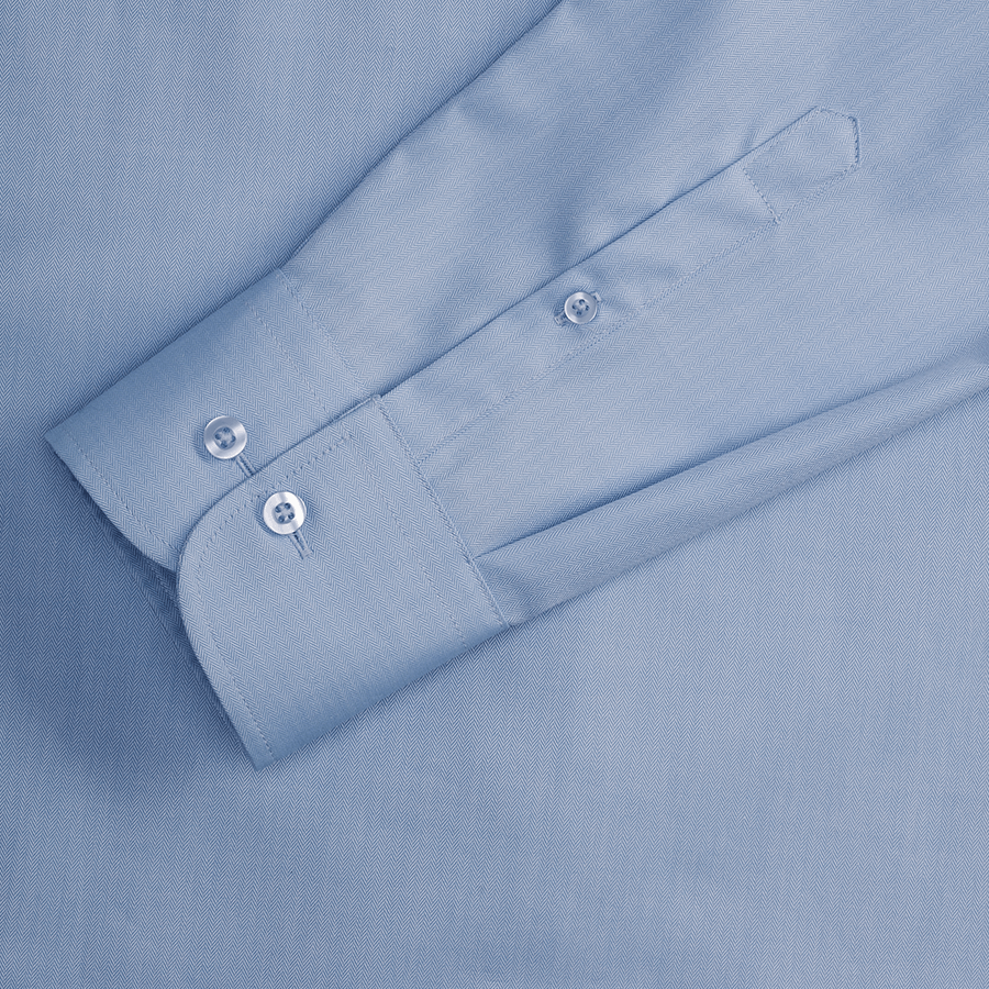 Hellblaues Langarmhemd von Russell mit Ärmelbündchen und Knöpfen in der Detailansicht