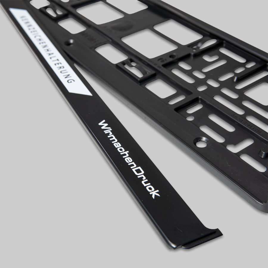 Nahansicht einer individuell bedruckten Kennzeichenhalterung in Schwarz