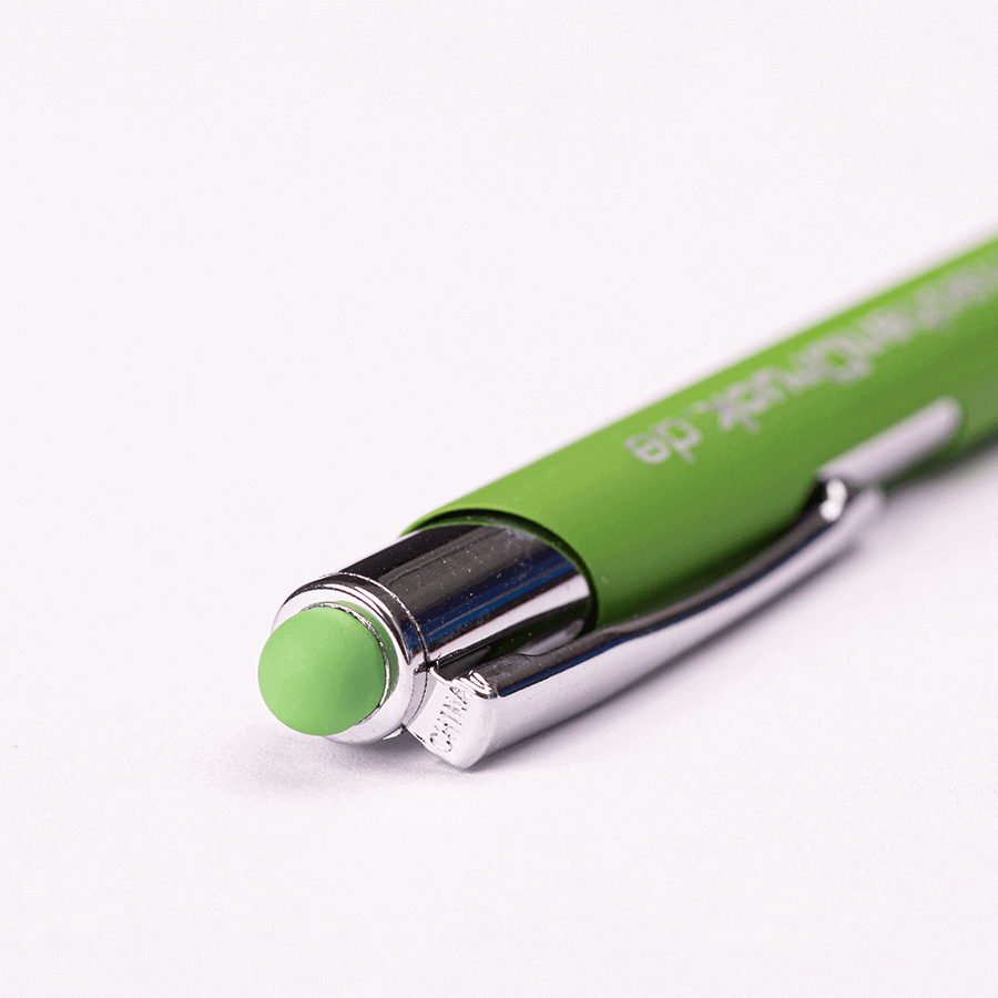 Grüner und gravierter Touchpen-Kugelschreiber aus Metall mit Touchfunktion am Druckknopf und Lasergravur