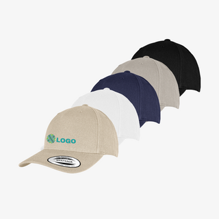 Fünf Classics 5-Panel Premium Curved Visor Snapback Caps von FLEXFIT mit individuellem Druck vorne