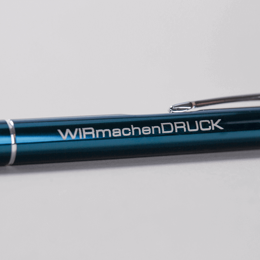 Blauer Metall-Druckkugelschreiber mit individueller Gravur auf dem Schaft