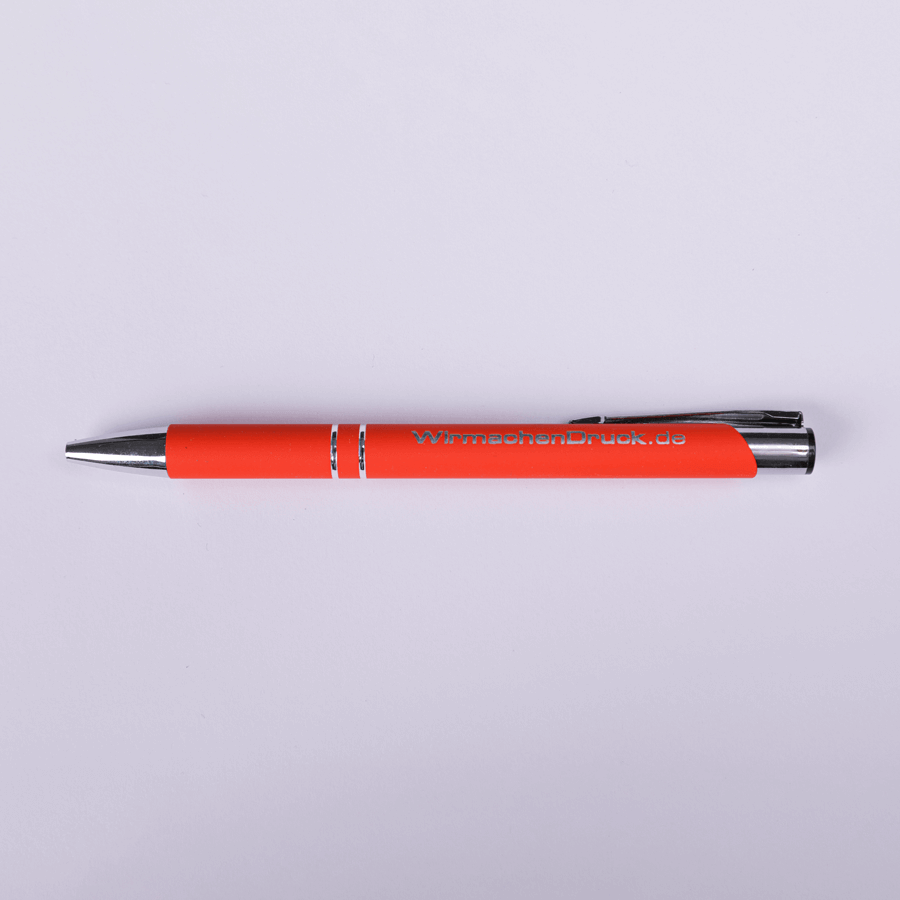 Orangefarbiger Soft-Touch-Metallkugelschreiber mit individueller Gravur