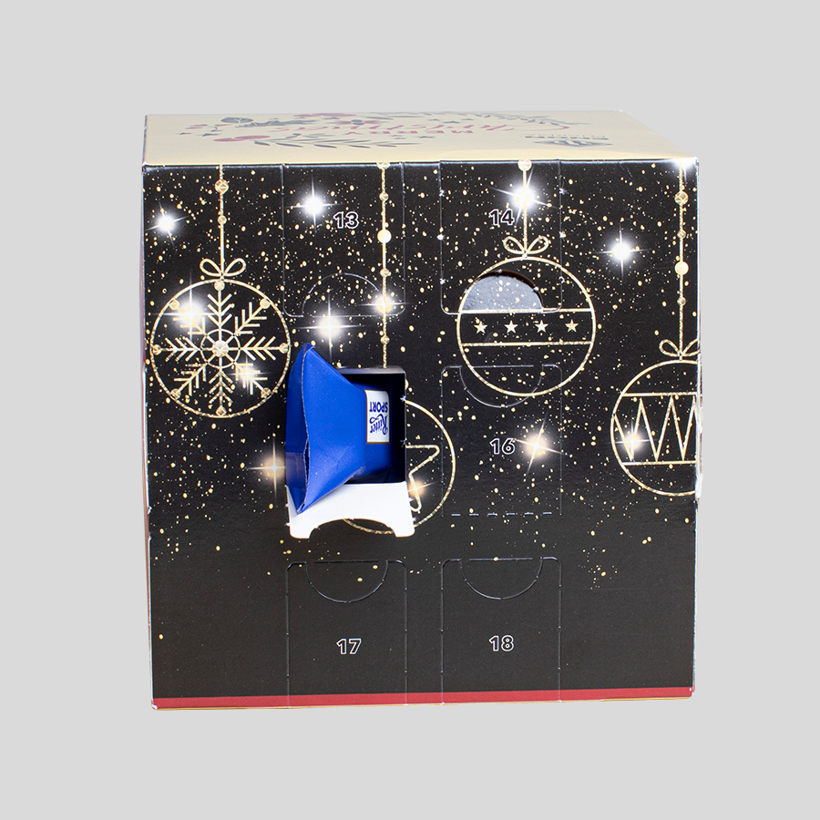 Ritter Sport Adventskalender Würfel bedruckt, Seitenansicht, ein Adventskalendertürchen geöffnet
