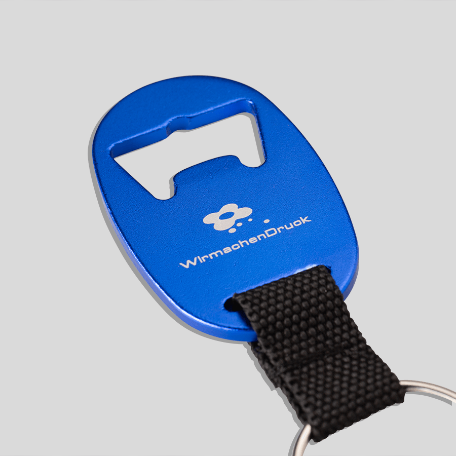 Blauer Aluminium-Schlüsselanhänger mit Mini-Karabinerhaken und individueller Lasergravur