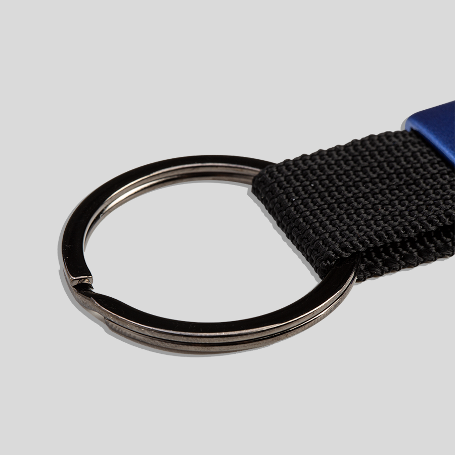 Detailansicht des Schlüsselrings eines gravierten Alu-Schlüsselanhängers mit Polyesterband