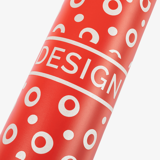 Detailansicht einer roten Aluminiumflasche mit Bambusdeckel, mit Lasergravur personalisiert