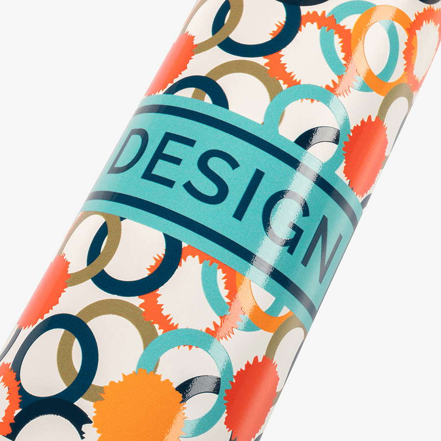 Eine mit UV-LED-Druck bedruckte Aluminiumflasche mit Karabinerhaken für 750 ml Inhalt in Detailansicht