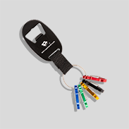 Alu-Schlüsselanhänger mit Mini-Karabinerhaken schwarz