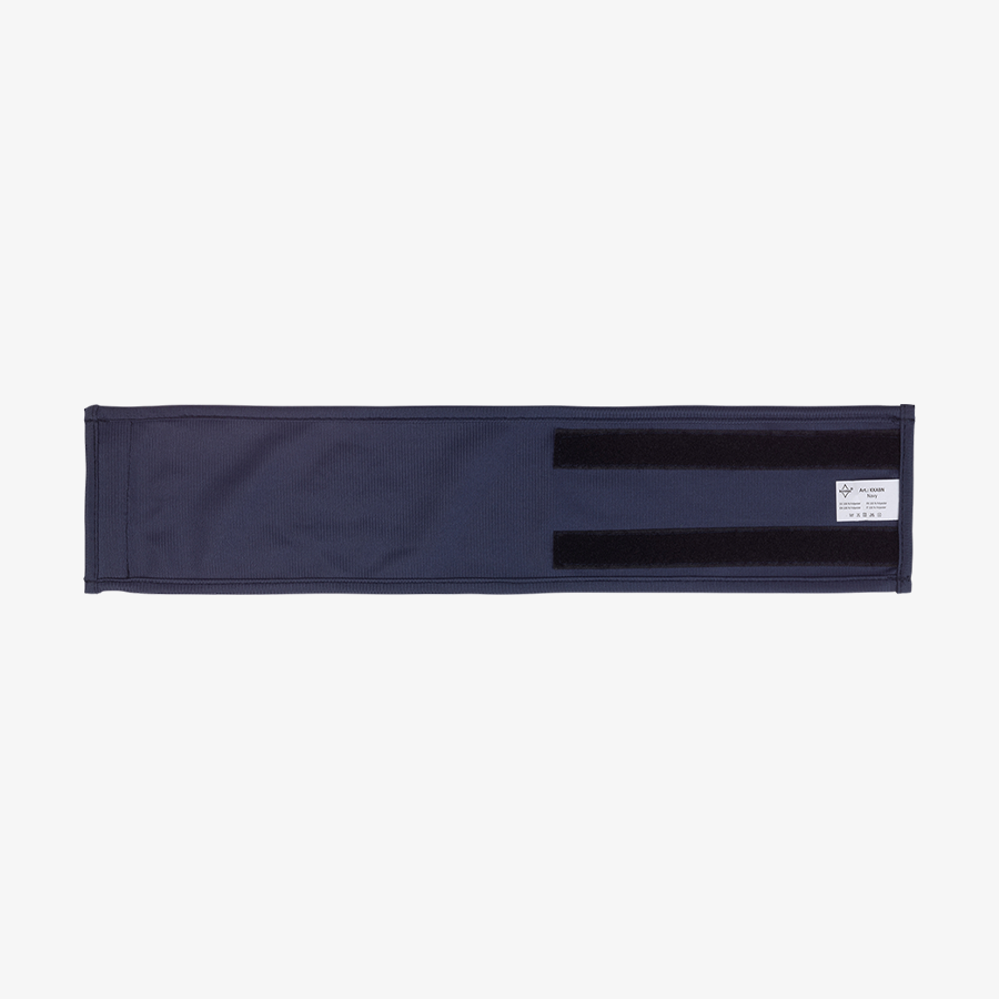 offene Armbinde in Navy in der Rückansicht mit Klettverschluss