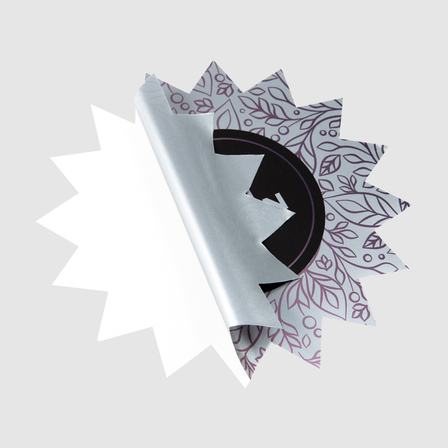 Detail eines ovalen Aufklebers auf Silberfolie mit hochwertigem und vollfarbigem Digitaldruck