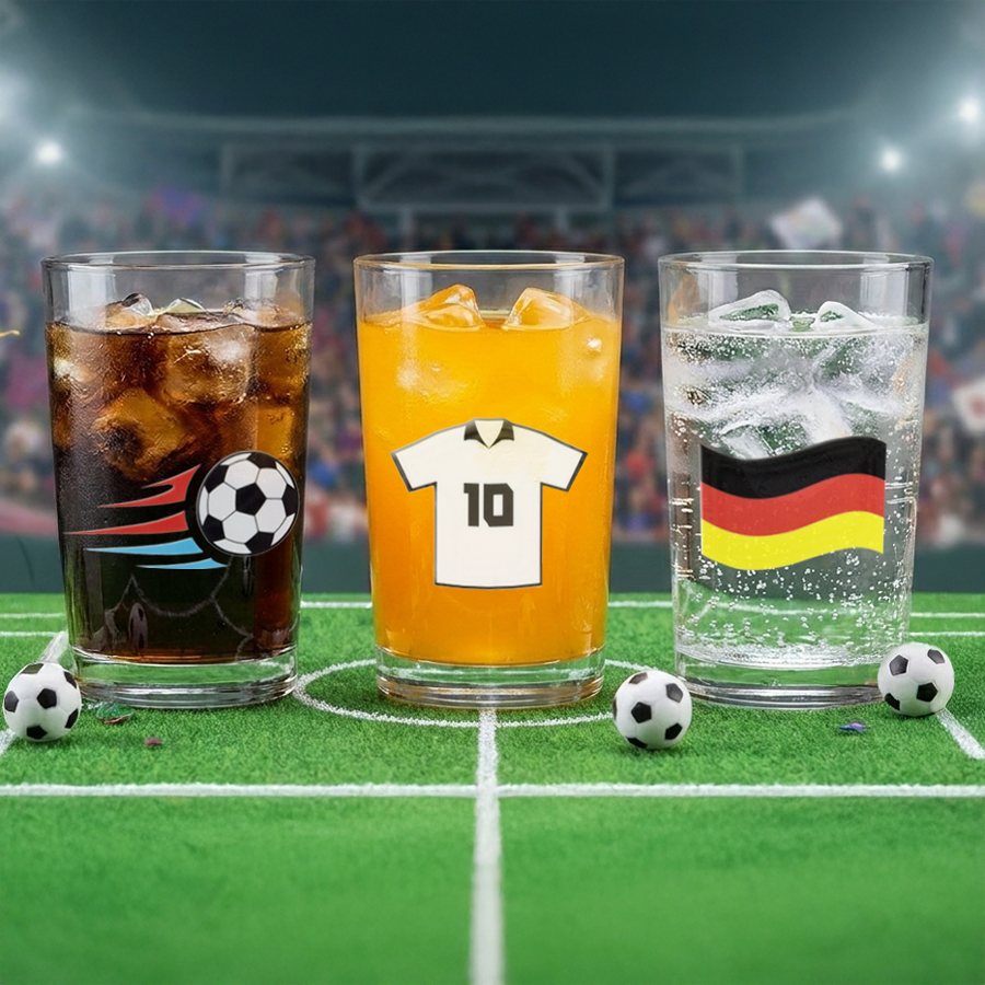 Drei Trinkgläser mit unterschiedlichen UV-DTF-Aufklebern in einem Fußball-Setting