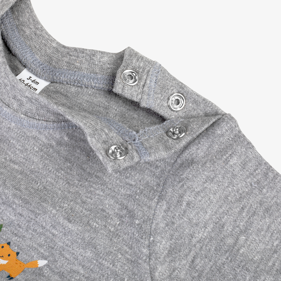 Detailansicht bedrucktes Baby-Langarmshirt mit praktischen Druckknöpfen