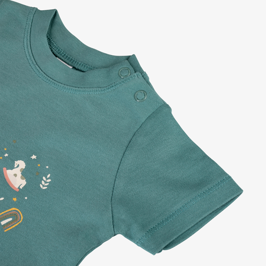 Detailansicht bedrucktes Baby-T-Shirt mit geschlossenen Druckknöpfen