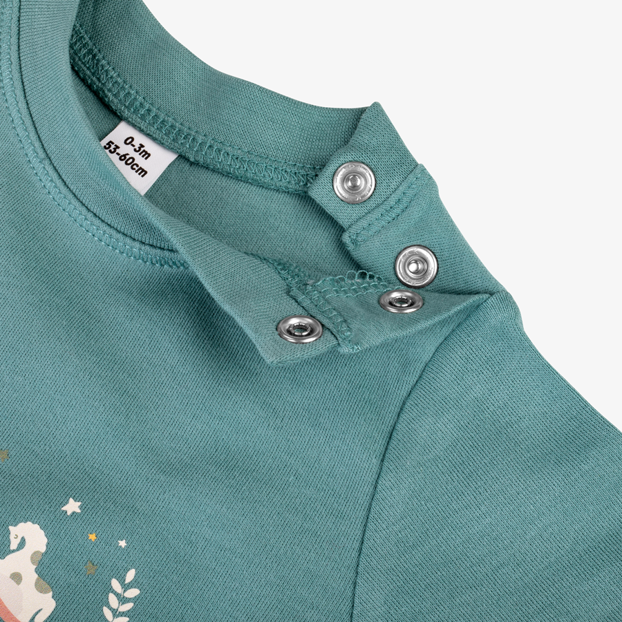 Detailansicht bedrucktes Baby-T-Shirt mit geöffneten Druckknöpfen