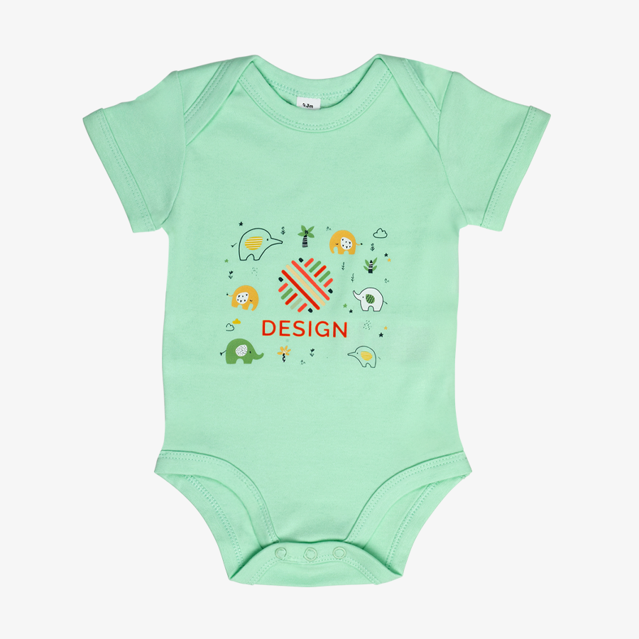 Grüner Organic-Babybody in Kurzarm mit individuellem Druckmotiv auf der Vorderseite