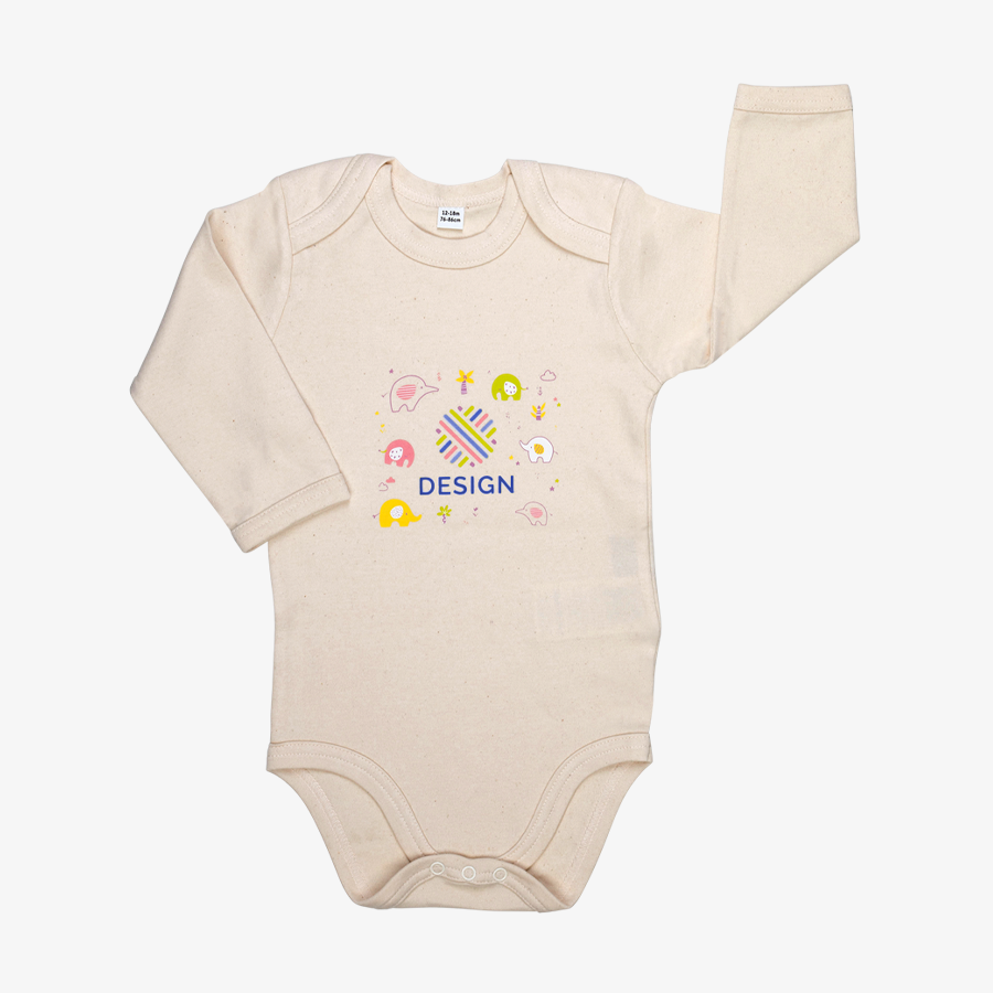 Beigefarbener Organic-Babybody in Langarm mit individuellem Druckmotiv auf der Vorderseite