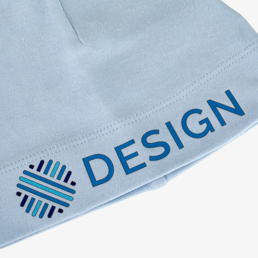 Organische Babymütze in Blau mit individuellem Druck in der Detailansicht