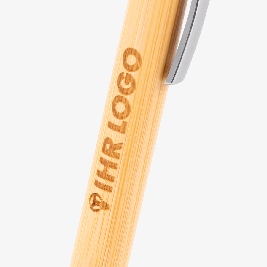 Detailansicht Gravur auf nachhaltigem Bambus-Kugelschreiber