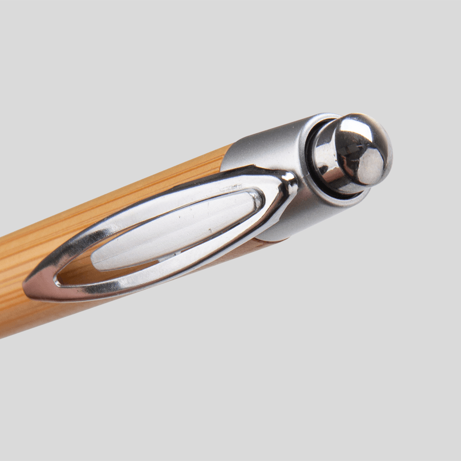 Detailansicht eines Bambus-Kugelschreibers, individualisierbar mit Druck und Gravur