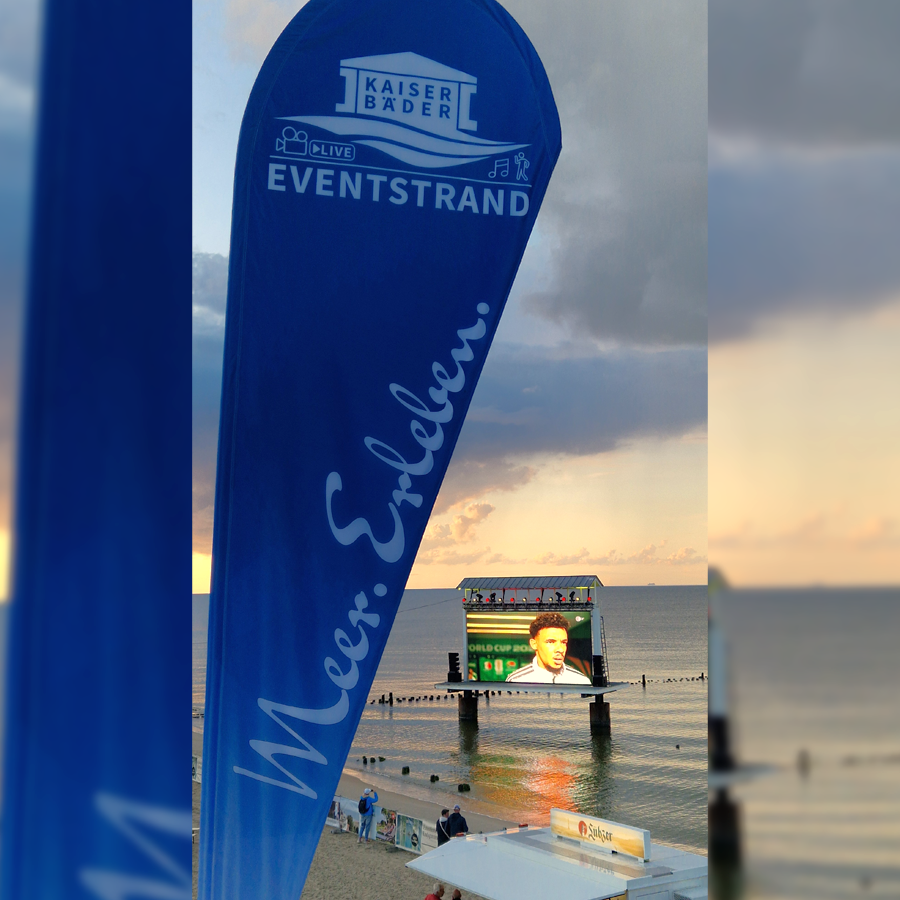 Einsendung WIRmachenFANS-Gewinnspiel: Beachflag am Strand beim Public Viewing beim Sonnenuntergang
