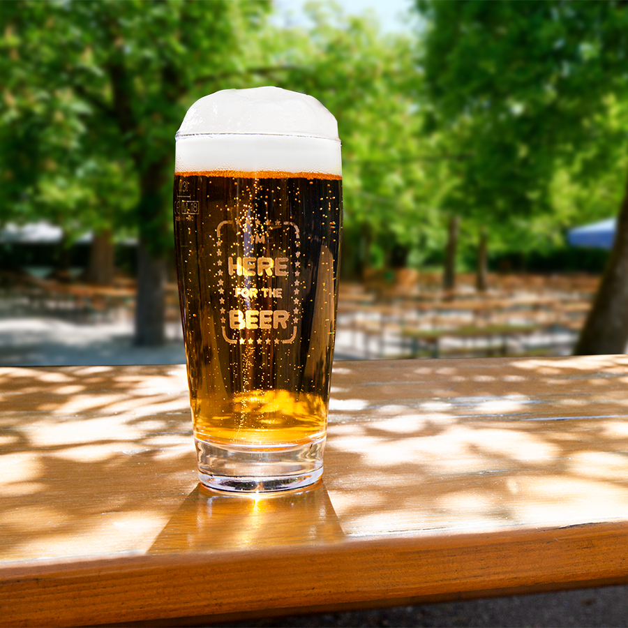 Individuelles Bierglas mit Gravur, Servierbeispiel in einem Biergarten