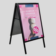 Kundenstopper mit schwarzem Rahmen und Poster