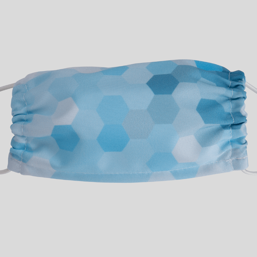 Vorderseite einer Mund- und Nasenmaske aus Polyester, 2-lagig, mit hellblauem Muster bedruckt