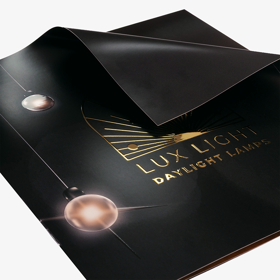 Schwarze, quadratische Broschüre mit goldenem Relieflack, Detailansicht