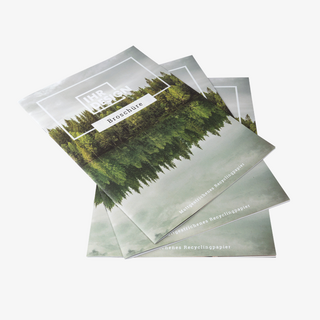 Broschüren mit Drahtheftung aus regionalem Recyclingpapier in der Coveransicht