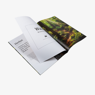 Aufgeschlagene Broschüre mit Drahtheftung aus regionalem Recyclingpapier