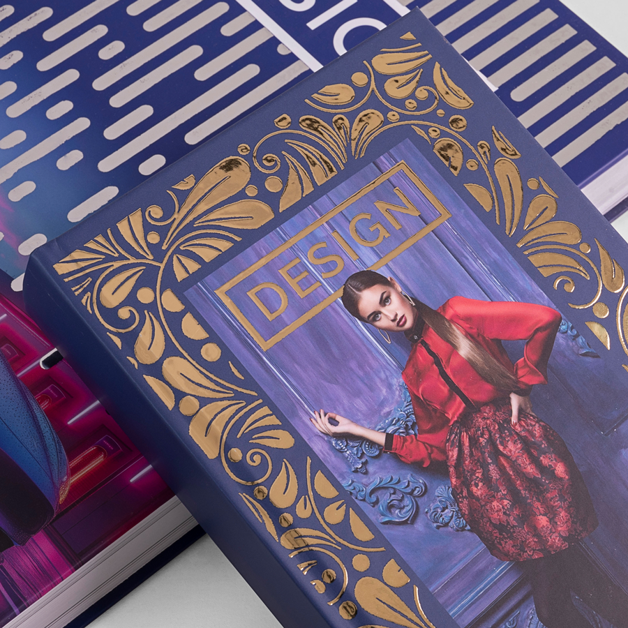 Kompakt-Buch mit Hardcover und rundem Rücken individuell bedruckt, inklusive goldener Heißfolie als Veredelung auf dem Cover