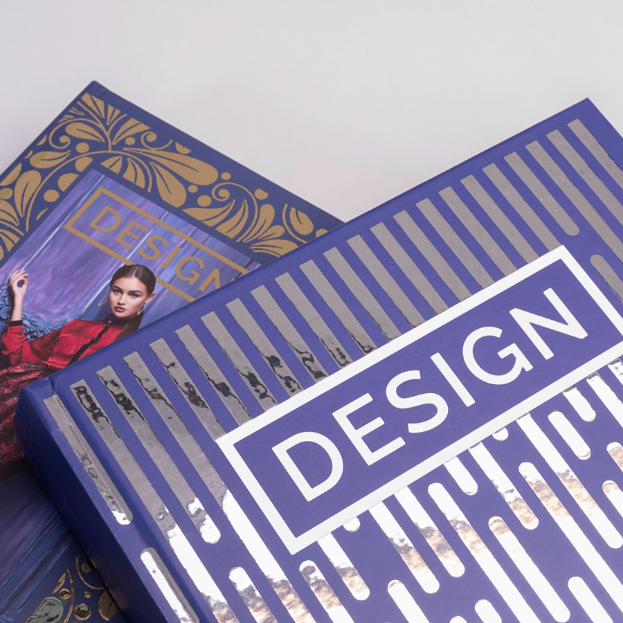 Hardcover-Buch mit rundem Rücken und silberner Heißfolienveredelung auf dem Cover
