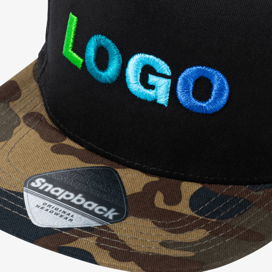 Detailansicht einer schwarzen Camo-Snapback-Cap mit individueller 3D-Stickerei