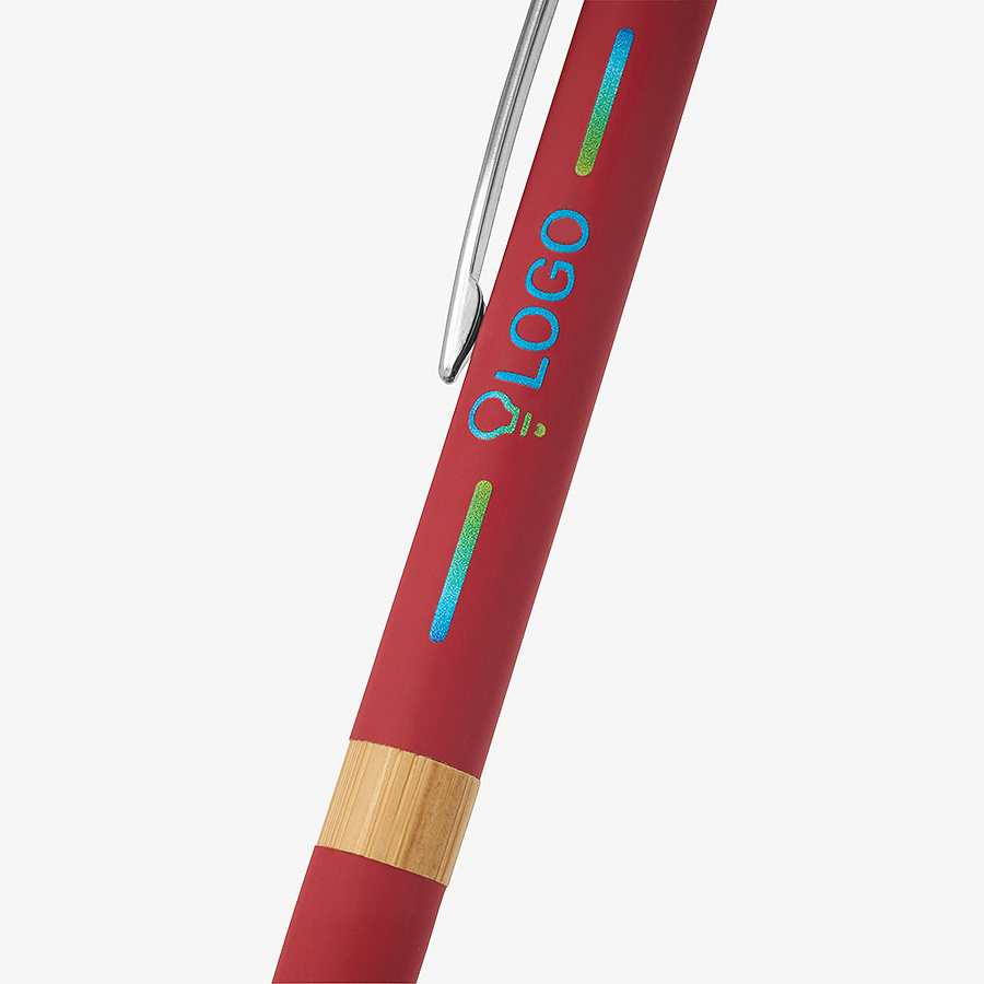 Roter Bambus-Softtouch-Kugelschreiber Chroma mit UV-LED-Druck auf dem Schaft in der Detailansicht