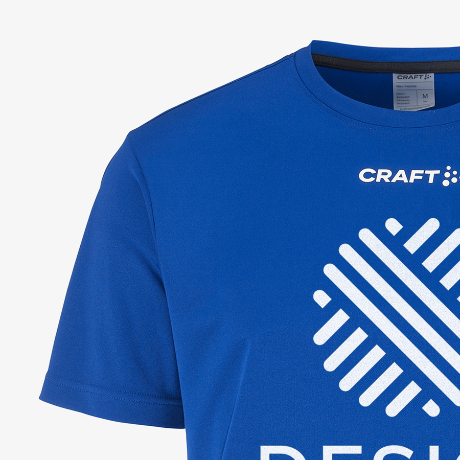 Detailansicht Kragen und Ärmel eines blauen Craft-T-Shirt für Herren mit individuellem Druck