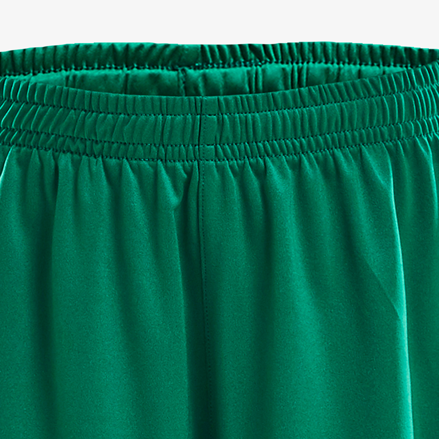 Detailaufnahme vom elatischen Bund der grünen Kinder-Craft-Shorts