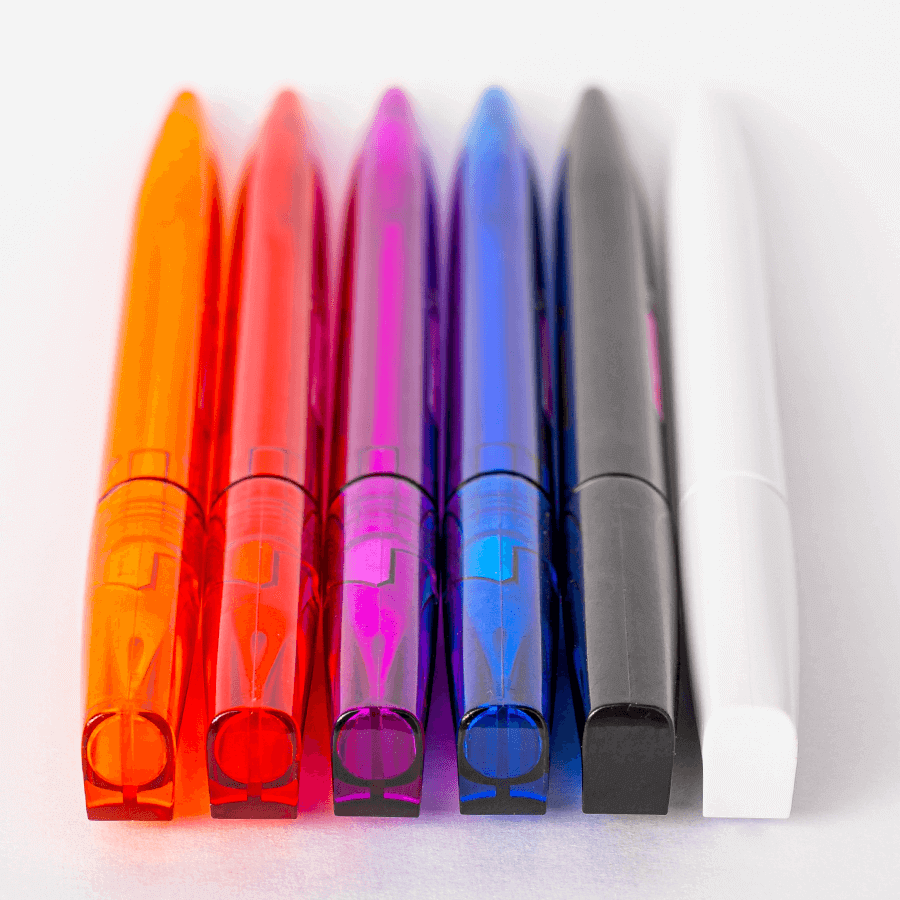 Auswahl von Kunststoff-Drehkugelschreibern in verschiedenen Farben 