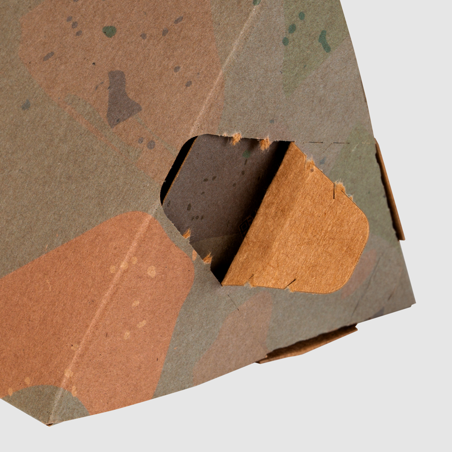 Detailansicht dreieckige Verpackung aus braunem Kraftkarton