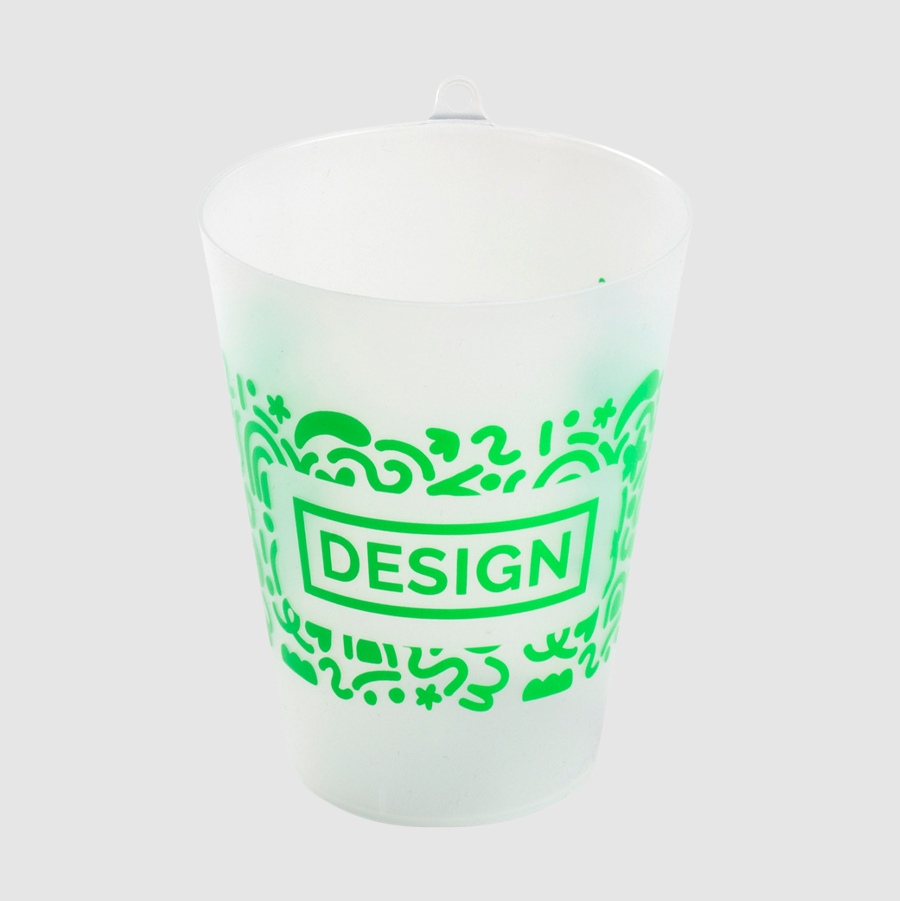 Einfarbig bedruckter Mehrweg-To-go-Becher aus Kunststoff mit Öse für ein Lanyard