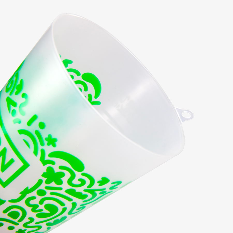 Einfarbig bedruckter Eventbecher mit praktischer Lanyard-Öse