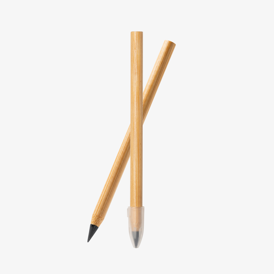Zwei ewige Bleistifte ohne Radiergummi, einer mit Schutzkappe auf der Spitze